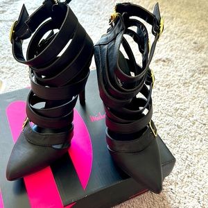 Sophisticated shoes size 71/2.   True to size 3 inches heels  black color